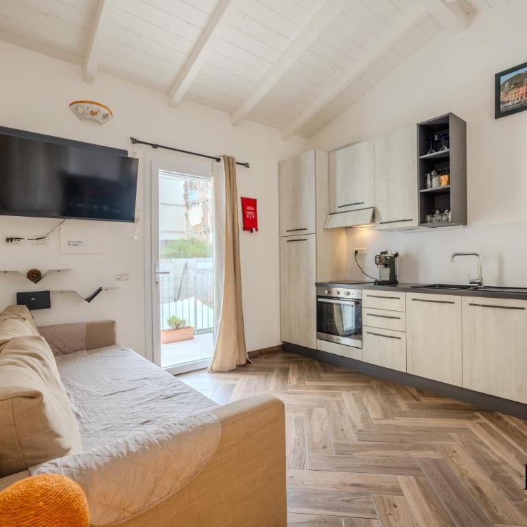 Appartamento in Centro a Olbia con Parcheggio Privato e Balcone - Appartamento con 1 Camera da Letto - 2