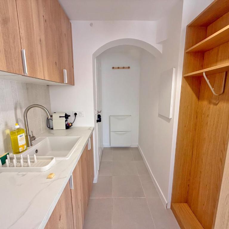 L'Esterel Appartements Plage 450m & Gare Saint-Raphael 950m - Apartment with Terrace - 10