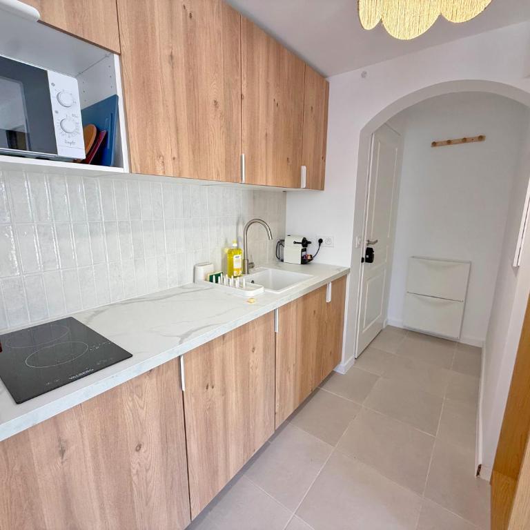 L'Esterel Appartements Plage 450m & Gare Saint-Raphael 950m - Apartment with Terrace - 9