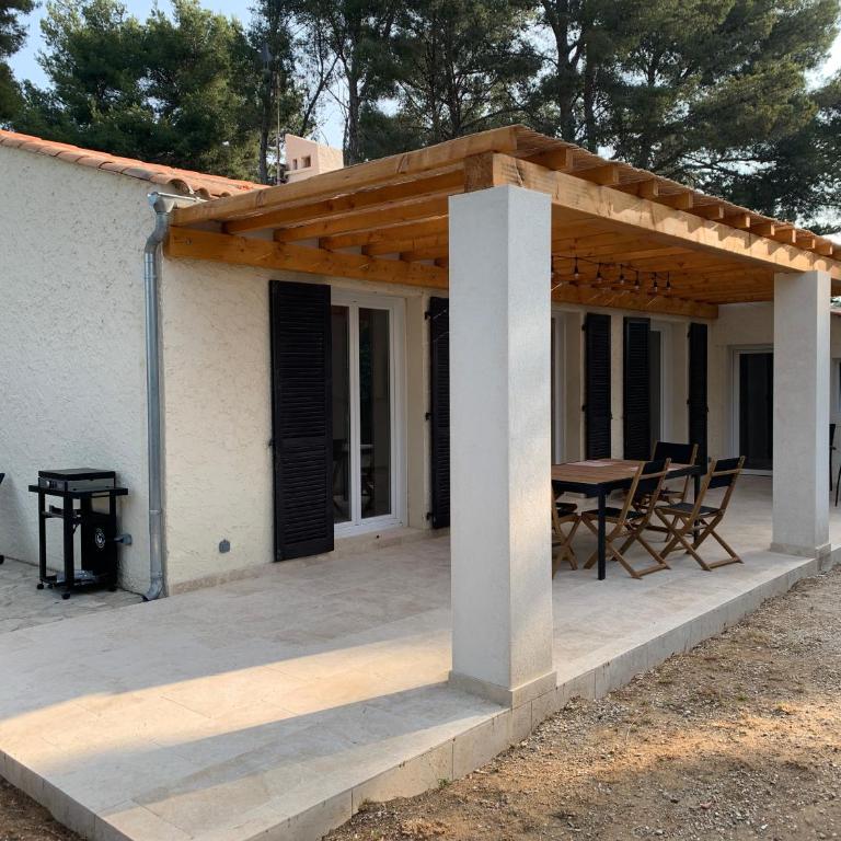 Maison climatisée avec Grand Jardin - 10 min à pied du Brusc et de sa plage - Four-Bedroom House - 2