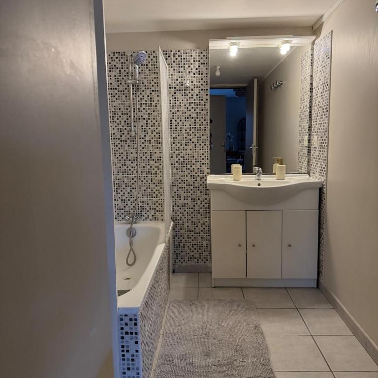 Cozy 1-bedroom apartment 2 minutes from Stalingrad Private parking - One-Bedroom Apartment - 38