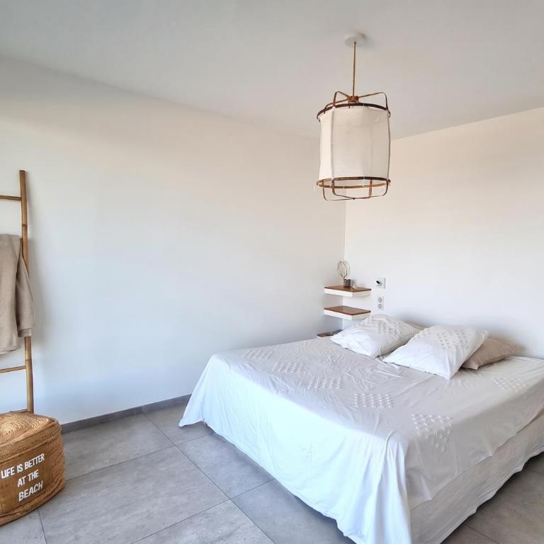 Magnifique maison posée sur le sable face à la mer - Villa - Côté Plage - 13