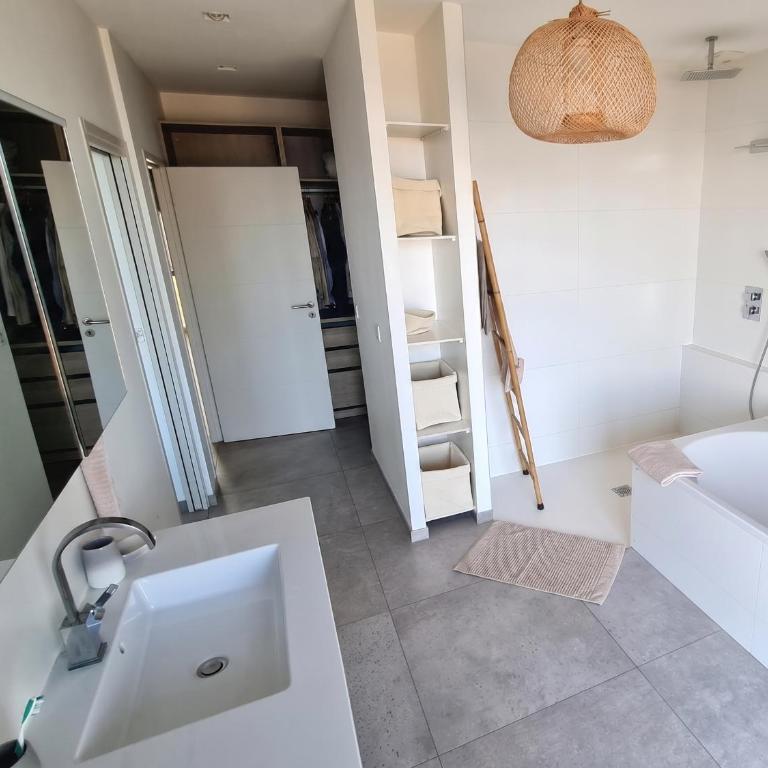 Magnifique maison posée sur le sable face à la mer - Villa - Côté Plage - 16