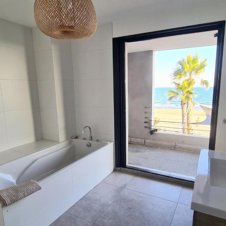 Magnifique maison posée sur le sable face à la mer - Villa - Côté Plage - 14