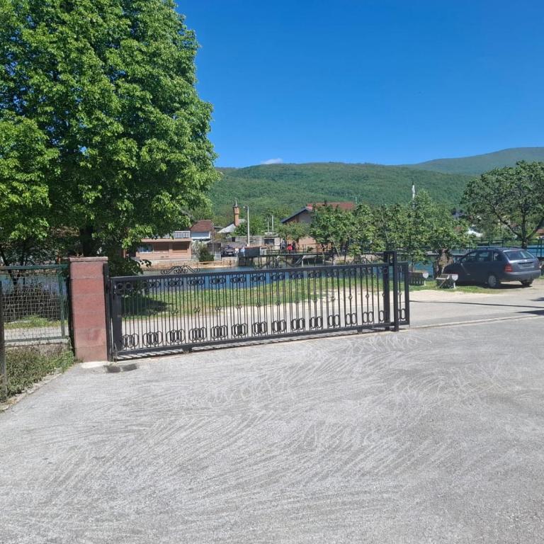 Amina River Apartment - Three-Bedroom Apartment with Lake View - 3