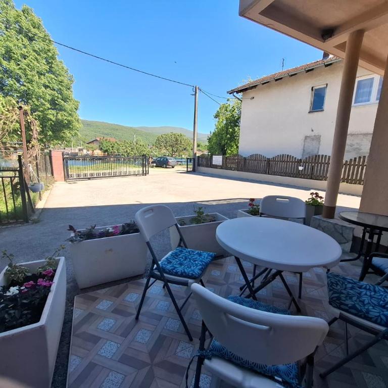 Amina River Apartment - Three-Bedroom Apartment with Lake View - 13