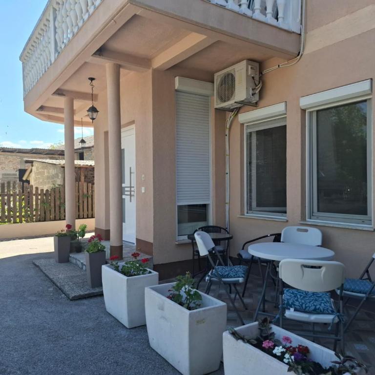 Amina River Apartment - Three-Bedroom Apartment with Lake View - 7