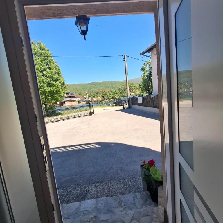 Amina River Apartment - Three-Bedroom Apartment with Lake View - 12