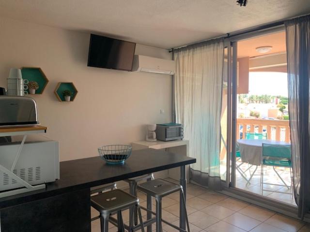 Rce les Coraux, cosy T1, situé à 7' à pied de la plage et du centre, clim, wifi, parking privé, piscines - Appartement avec Terrasse - 12