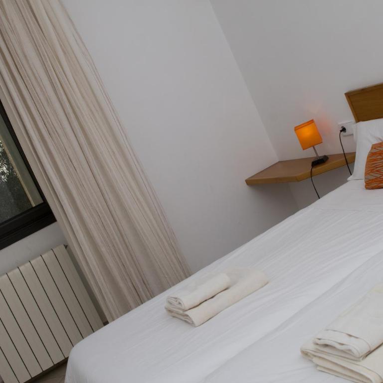 Petit Hotel Hostatgeria Sant Salvador - Apartamento de 2 dormitorios con terraza - 5