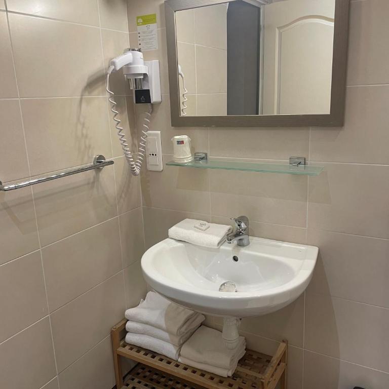 Hotel Ajoncs d'Or - Chambre Triple Charme - 8