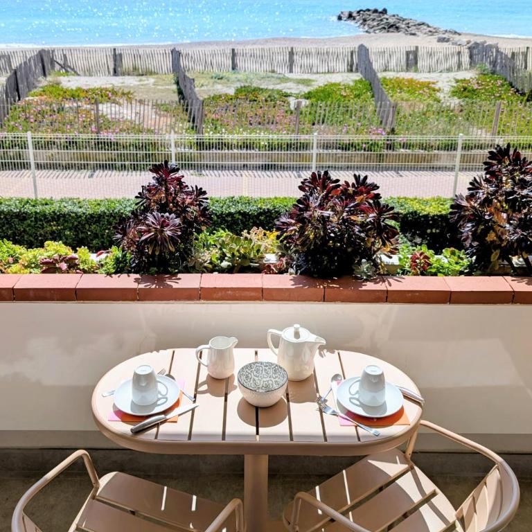 Studio Vue mer, Piscine, Wifi, Climatisation, Parking privé, Terrasse 1ère ligne - La Coulée Douce - Appartement - Vue sur Mer - 3