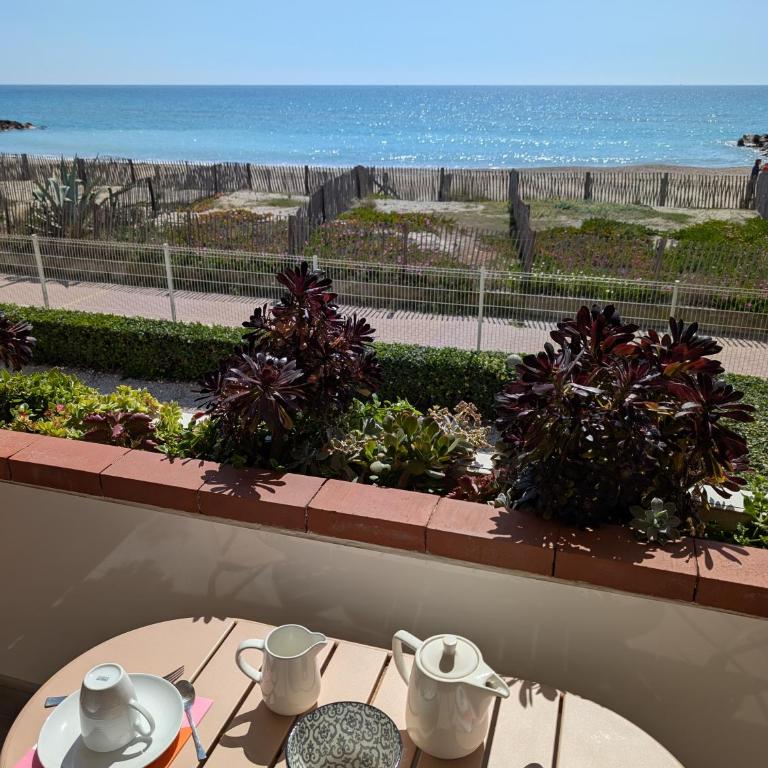 Studio Vue mer, Piscine, Wifi, Climatisation, Parking privé, Terrasse 1ère ligne - La Coulée Douce - Appartement - Vue sur Mer - 4