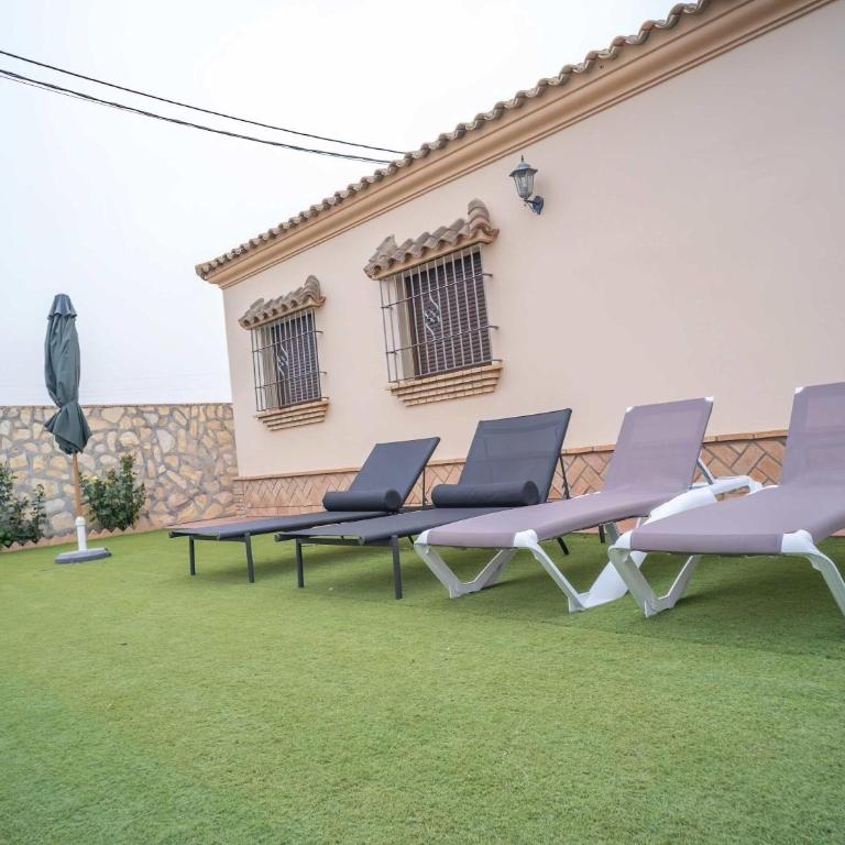 Chalet Piscina Privada Aire acondicionado Agua salada y vallada solo alquilamos a familias - Casa - 6