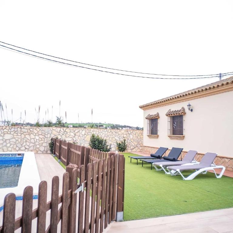 Chalet Piscina Privada Aire acondicionado Agua salada y vallada solo alquilamos a familias - Casa - 11