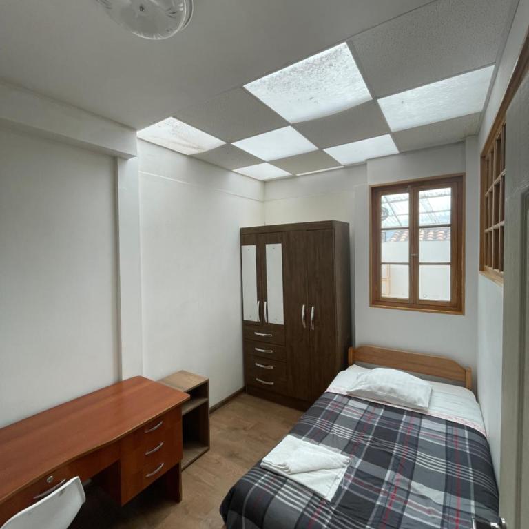 Exquisite 3BR Stay, Heart of Plaza de Armas - Three-Bedroom Apartment - 4