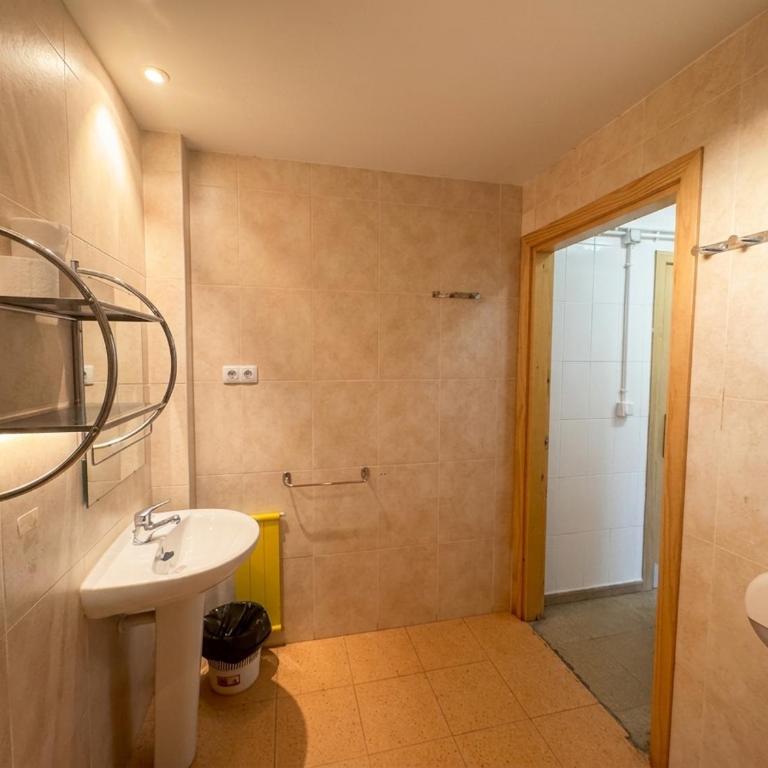 Residencia Albergue Jaca - Chambre Familiale Adaptée aux Personnes à Mobilité Réduite - 5