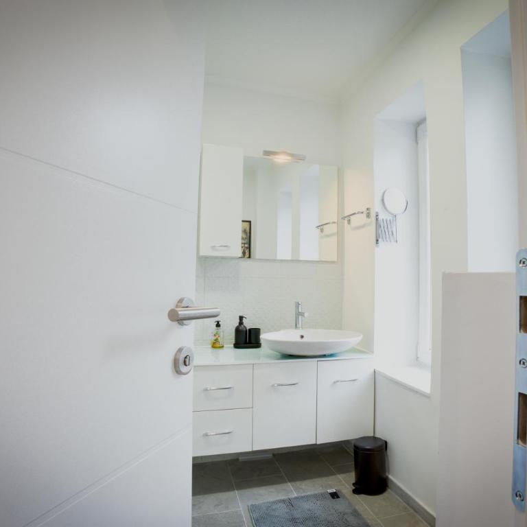 Charming 2BDR Retreat - 3 min to the Cathedral - Apartment - 4