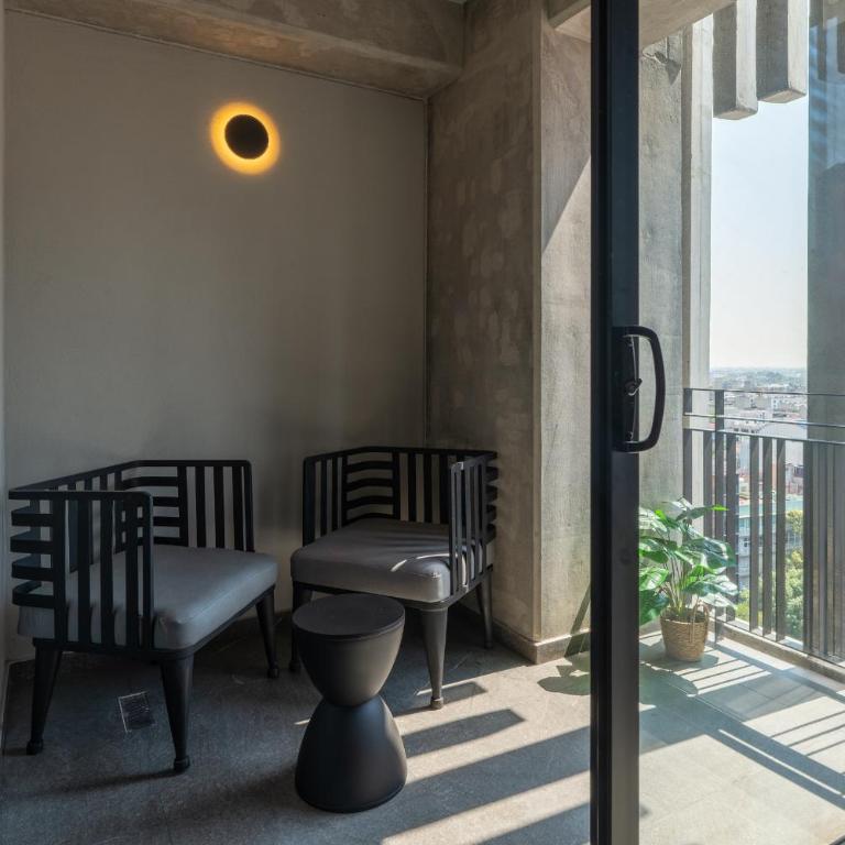 Private terrace overlooking the Monument to the Revolution - One-Bedroom Apartment - 9