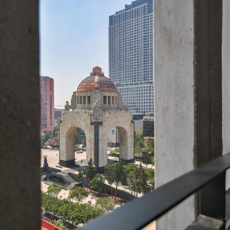 Private terrace overlooking the Monument to the Revolution - One-Bedroom Apartment - 7