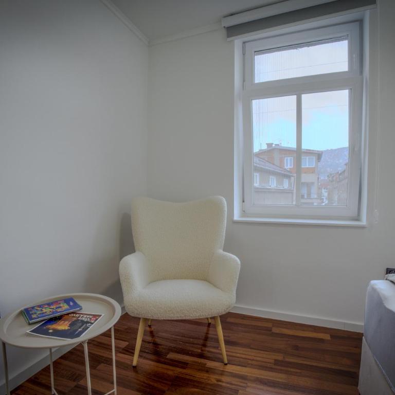 Charming 2BDR Retreat - 3 min to the Cathedral - Apartment - 13