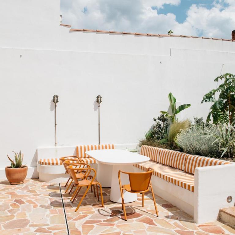 Spacious Family Home Walk to Beach Sleeps 10 - Villa - 21