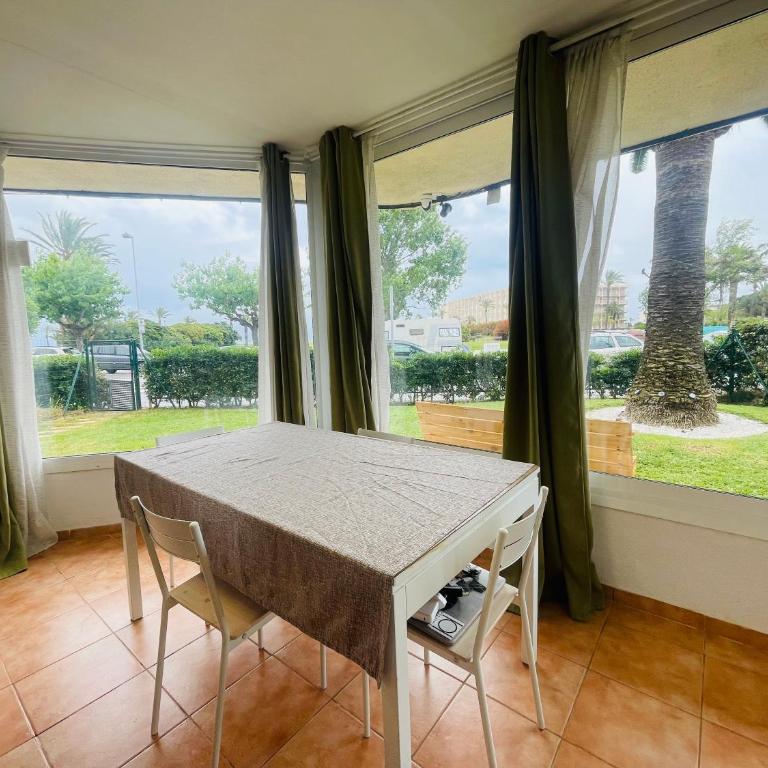 Piso delante de la playa La Pineda con 2 habitaciones - Apartamento de 1 dormitorio - 2