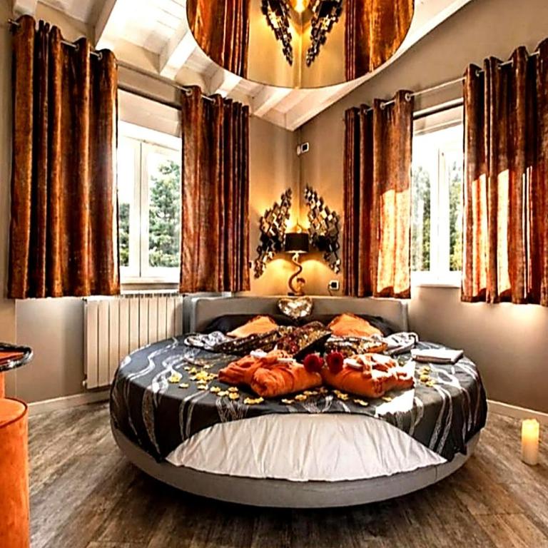 BELLAVISTA EXCLUSIVE B&B in zona centrale con piscina riscaldata-Jacuzzi vista lago LA COLAZIONE viene servita in una pasticceria esclusiva in centro-vicina alla struttura-animali di piccola taglia ammessi su richiesta - Camera Queen Deluxe - 1