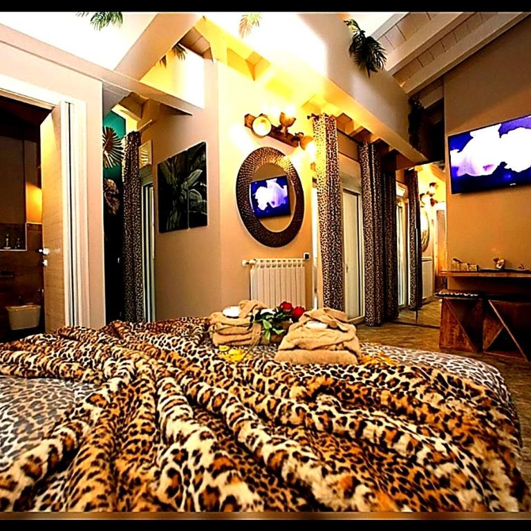 BELLAVISTA EXCLUSIVE B&B in zona centrale con piscina riscaldata-Jacuzzi vista lago LA COLAZIONE viene servita in una pasticceria esclusiva in centro-vicina alla struttura-animali di piccola taglia ammessi su richiesta - Camera King - 1