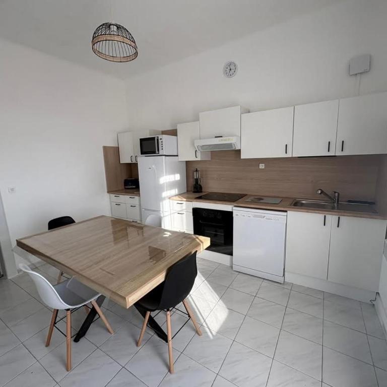 Lestanot de Balaruc - Charmant appartement de 65m2 avec 2 chambres en RDC et un jardin de 45m2 - A proximité de parkings gratuits et commerces - Appartement 2 Chambres - 16