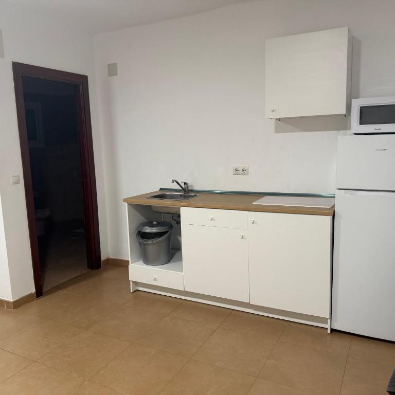 Hostal Apartamentos Playa del Palo - Studio - 2