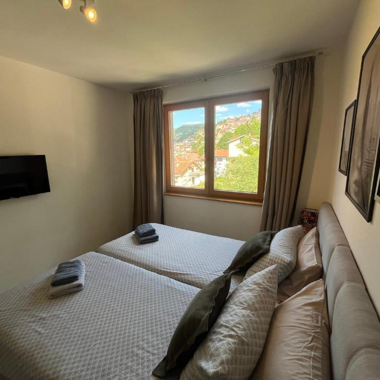 Urban Oasis Sarajevo - Panoramic View near Old Town - Three-Bedroom Apartment with Balcony - 12