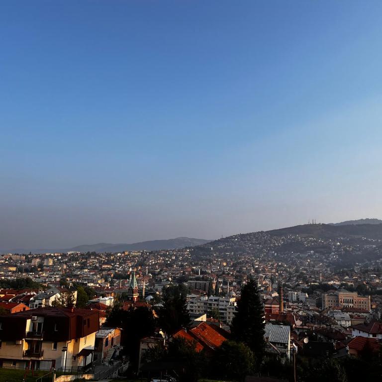 Urban Oasis Sarajevo - Panoramic View near Old Town - Three-Bedroom Apartment with Balcony - 16