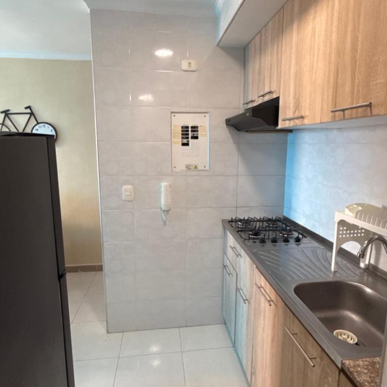 Apartamento de 3 habitaciones amoblado cerca de la playa - Three-Bedroom Apartment - 12