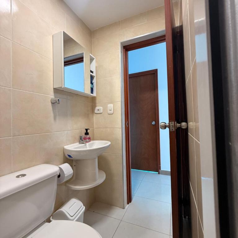 Apartamento de 3 habitaciones amoblado cerca de la playa - Three-Bedroom Apartment - 26