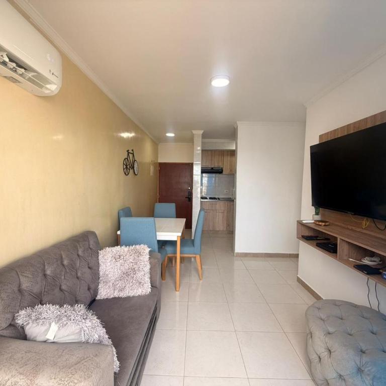 Apartamento de 3 habitaciones amoblado cerca de la playa - Three-Bedroom Apartment - 33