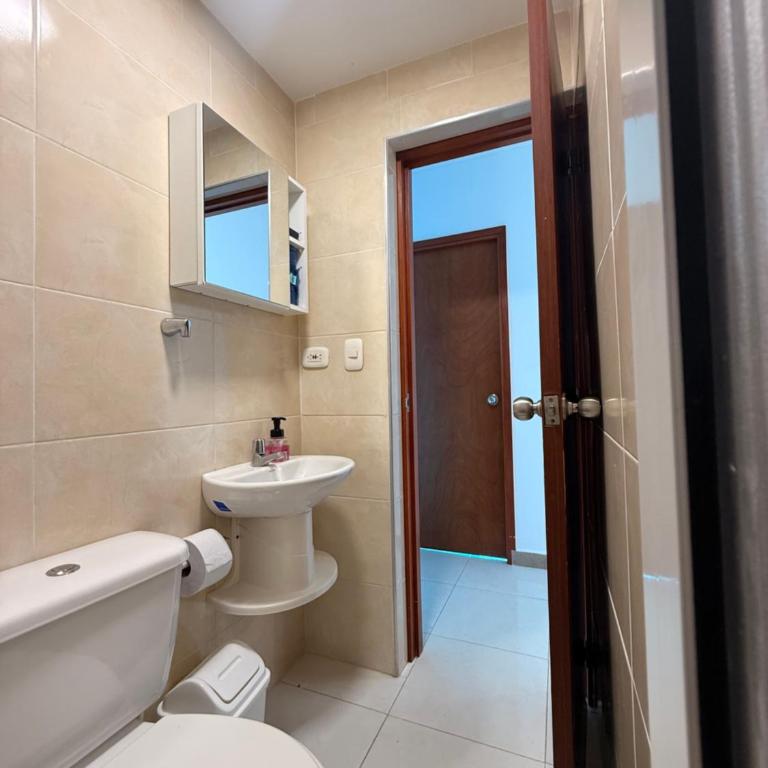 Apartamento de 3 habitaciones amoblado cerca de la playa - Three-Bedroom Apartment - 36