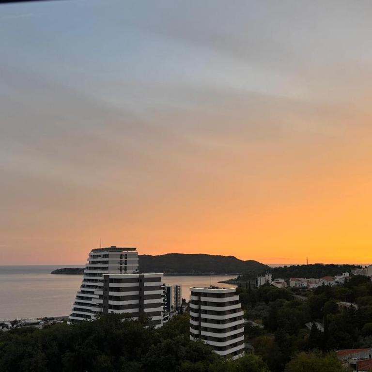 Seafront Serenity - 2BR Beach Walk Apartment - Two-Bedroom Apartment with Sea View - 3