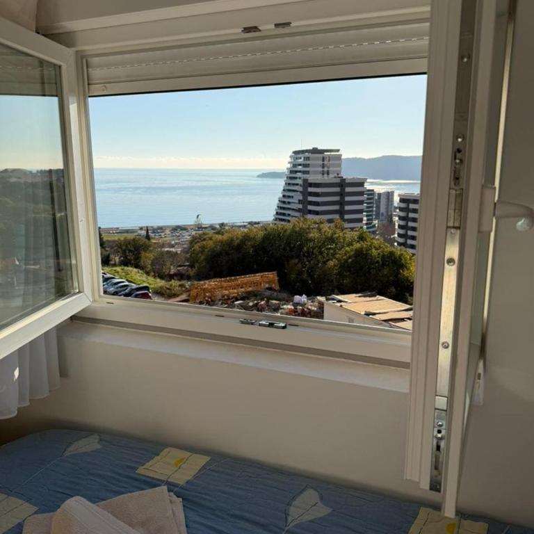 Seafront Serenity - 2BR Beach Walk Apartment - Two-Bedroom Apartment with Sea View - 4