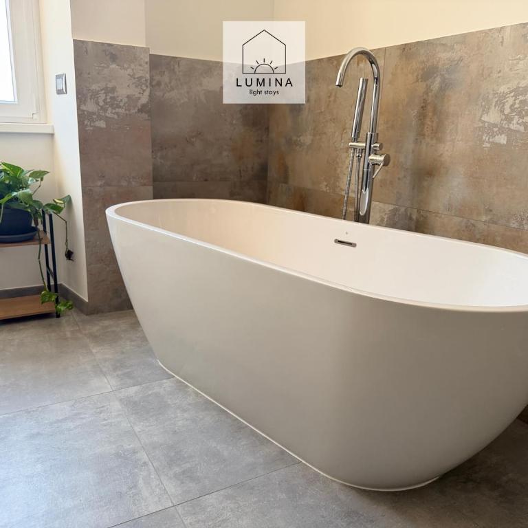 Lumina - Light Stays - Nuovissimo Attico con 2 Bagni - Two-Bedroom Deluxe Apartment with Balcony - 17