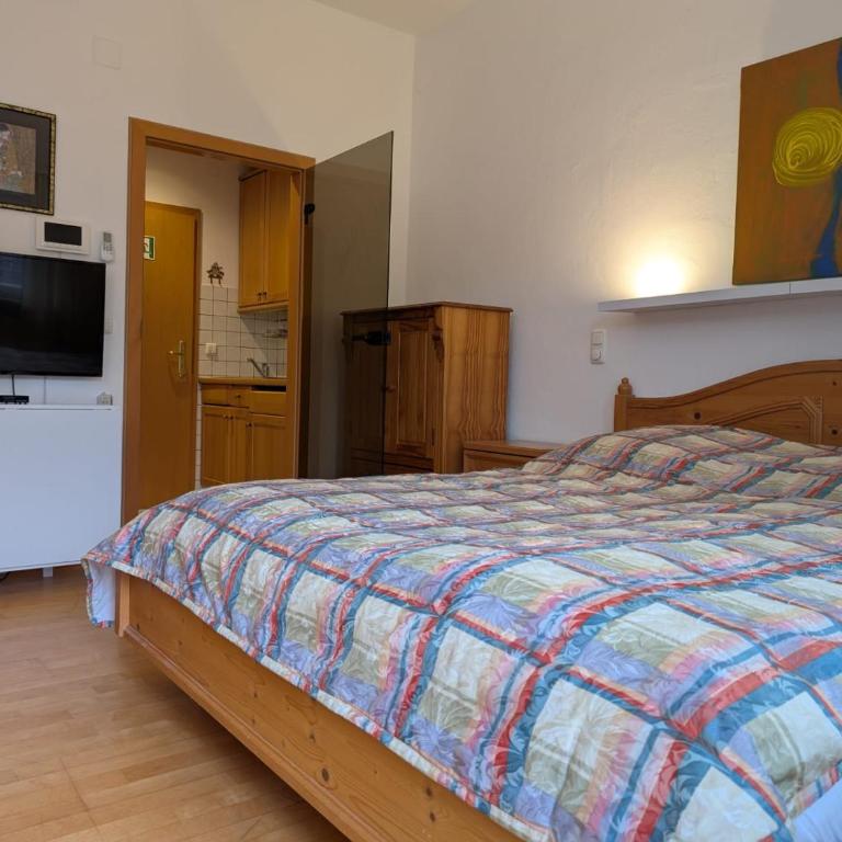 Ferienwohnungen Stuhlreiter GbR - Apartment mit 1 Schlafzimmer und Balkon - 1