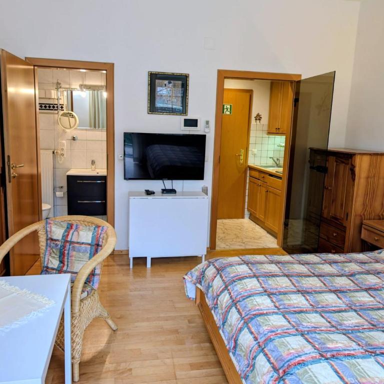 Ferienwohnungen Stuhlreiter GbR - Apartment mit 1 Schlafzimmer und Balkon - 5