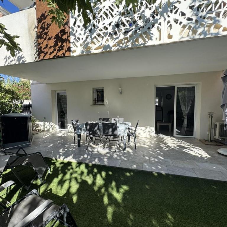 Charmant T3 avec jardin privé, proche plage centre-ville de Calvi - Appartement 2 Chambres avec Terrasse - 11