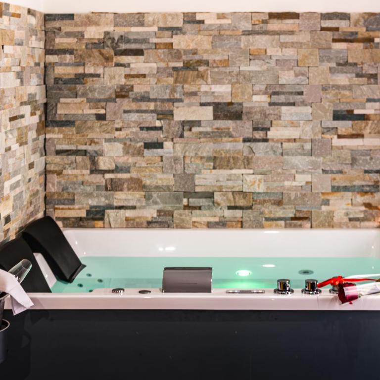 Suite&Spa -Love Room Jacuzzi&Sauna Privatif Vienne - Appartement 1 Chambre - 2