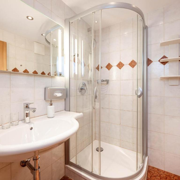 Kirchenwirt - Doppelzimmer mit Seeblick - 5