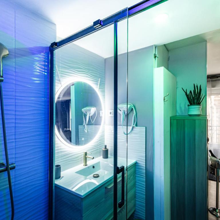 Suite&Spa -Love Room Jacuzzi&Sauna Privatif Vienne - Appartement 1 Chambre - 18