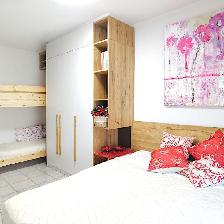 Appartamenti Bella Venezia, with balcony overlooking the pedestrian shopping area, and the beach within walking distance - Apartment with Balcony - 6