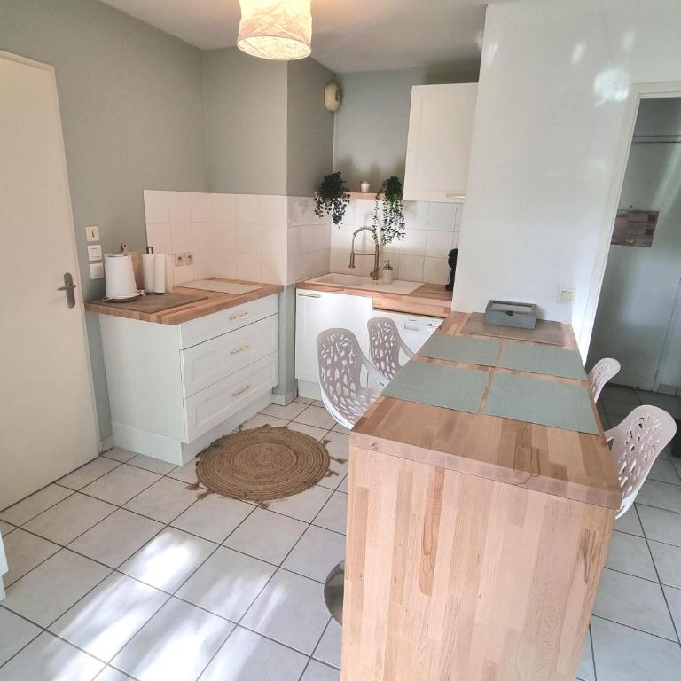 Résidence des volcans d'auvergne parking balcon WiFi lit180X200 - One-Bedroom Apartment with Garden View - 4