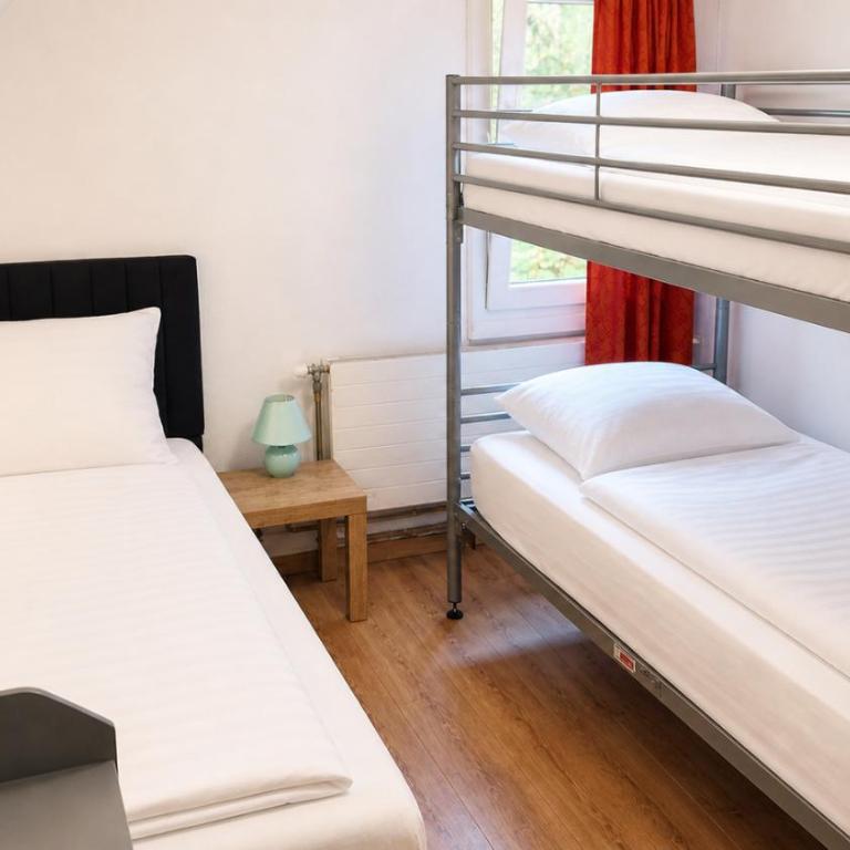 Basic Work Stay Rooms - Highspeed WiFi - Easy Self Check-In - Practical and Affordable Stay - Habitación Doble con baño compartido - 2 camas - 4