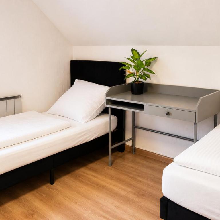 Basic Work Stay Rooms - Highspeed WiFi - Easy Self Check-In - Practical and Affordable Stay - Habitación Doble con baño compartido - 2 camas - 3